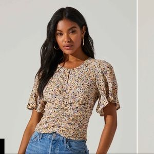 FLORAL KEY HOLE FLUTTER SLEEVE TOP